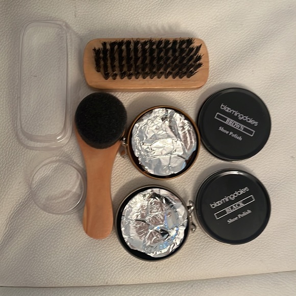 BLOOMINDALES TRAVEL SHOE SHINE KIT/ brush, sponge, brown&bkack - Picture 2 of 8